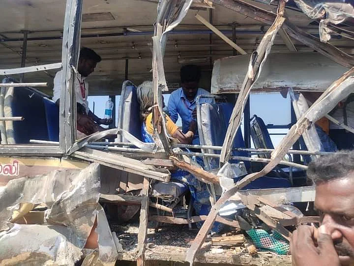 விபத்தில் சிக்கியவர்களை மீட்கும் பொதுமக்கள்
