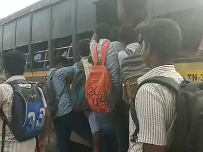 மாணவ்ர்களின் ஆபத்தான பயணம்