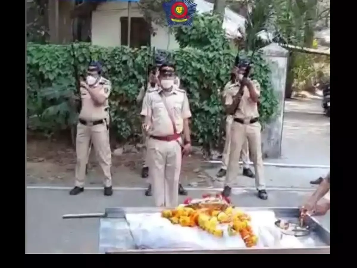 `மக்களின் உயிரை காப்பாற்றிய ஹீரோ’ - மோப்ப நாய் சிம்பாவுக்கு 21 குண்டுகளுடன் அரசு மரியாதை