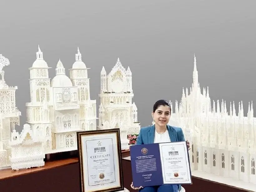 100 கிலோவில் ராட்சத வீகன் ஐஸிங் கேக்; உலக சாதனை புத்தகத்தில் இடம்பிடித்த புனே பெண்!