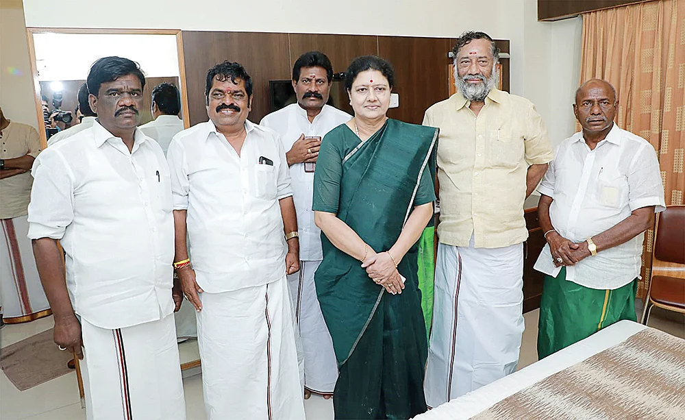 பில்டப் சசிகலா... பல்டி பன்னீர்... க்ளியர் எடப்பாடி... அ.தி.மு.க-வின் அரங்கு நிறைந்த காட்சிகள்!