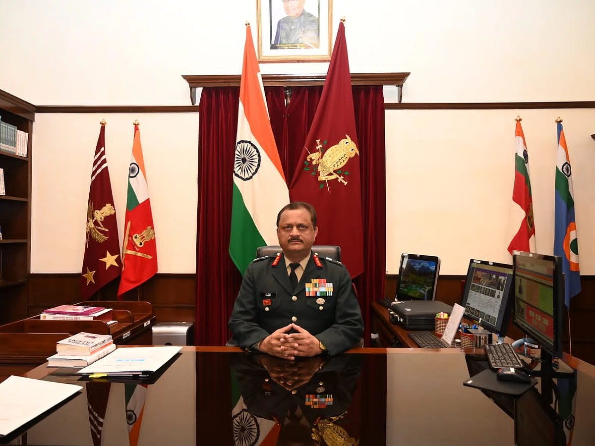ராணுவ பயிற்சி கல்லூரி கமாண்டன்ட்டாக பொறுப்பேற்ற தமிழகத்தைச் சேர்ந்த லெஃப்டினன்ட் ஜெனரல்! -யார் இவர்?
