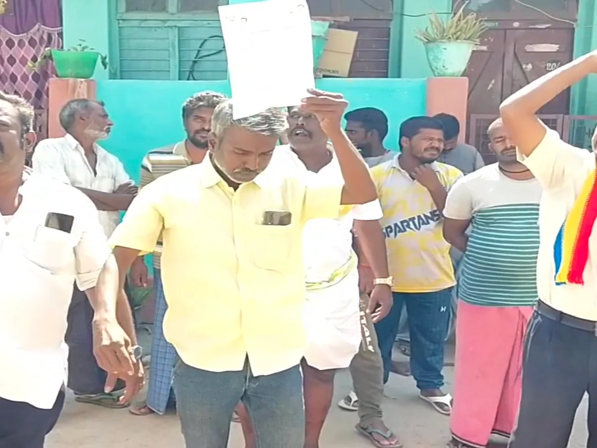 `எதற்கும் துணிந்தவன்' படத்தை எதிர்த்த நான்கு பேர்; திரையரங்கு முன் ஆர்ப்பாட்டம்!