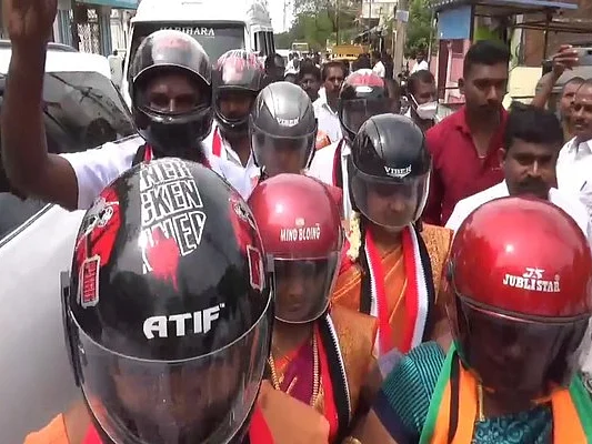 ஹெல்மெட் அணிந்து வந்த அதிமுக கவுன்சிலர்கள்! - காரணம் தெரியுமா?!