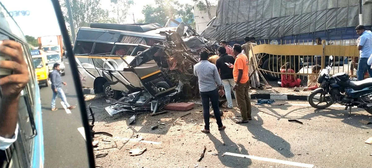 விபத்தில் நொறுங்கிய வேன்