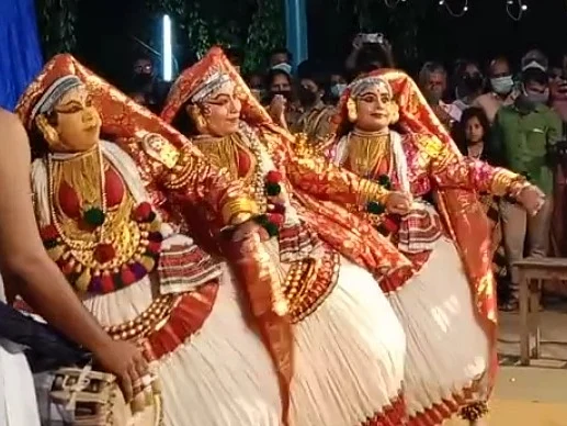 `கிடைக்கும் கொஞ்சம் நேரத்தில் கதகளி கற்றுக்கொண்டேன்!' - திருவிழாவில் நடனமாடிய வயநாடு கலெக்டர் கீதா