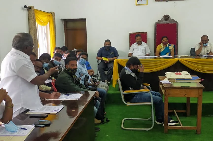 பள்ளி கேட்டைப் பூட்டி மேயர் அட்ராசிட்டி முதல் வாரிசை வளர்த்துவிடும் எ.வ.வேலு வரை! -கழுகார் அப்டேட்ஸ்