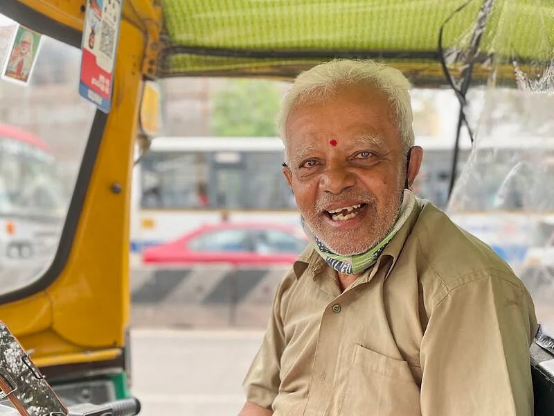 மும்பையில் 20 ஆண்டுகள் பேராசிரியர் பணி; 74 வயதில் பெங்களூரில் ஆட்டோ டிரைவர்!