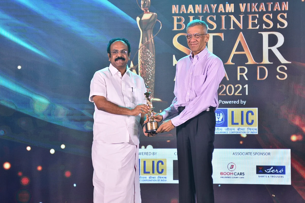 அமைச்சர் தங்கம் தென்னரசுவிடமிருந்து விருது பெற்றுக்கொள்ளும் கோபால் ஶ்ரீநிவாசன்