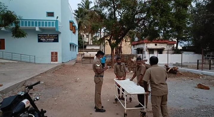 மருத்துவமனையில் சடலத்தை ஒப்படைத்த போலீஸார்
