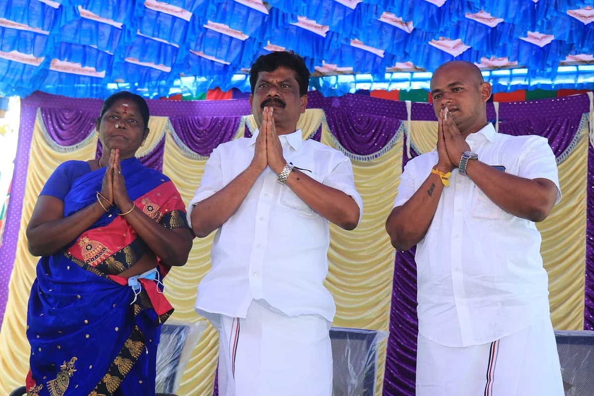 மீண்டும் அலங்கரிக்கப்பட்ட மேடையில் அதிமுக கவுன்சிலர்கள்