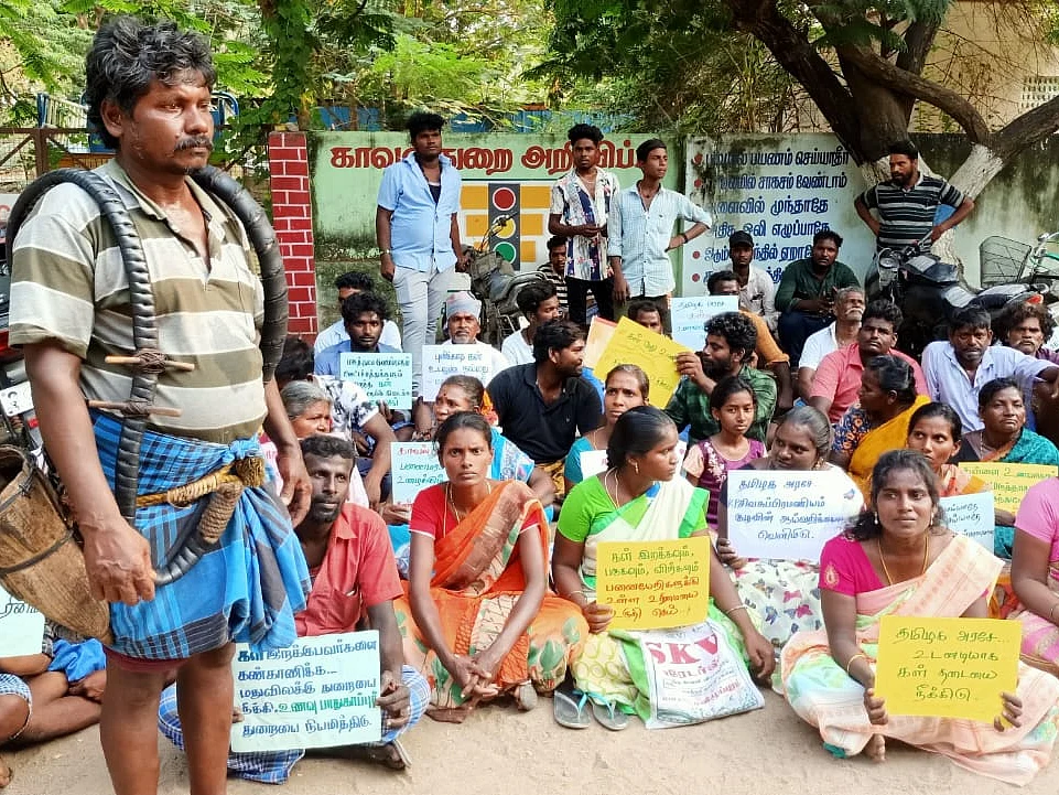 ``எங்க மேல பொய் கேஸ் போடக்கூடாது!" - இரவிலும் தொடர்ந்த பனையேறி மக்களின் போராட்டம்
