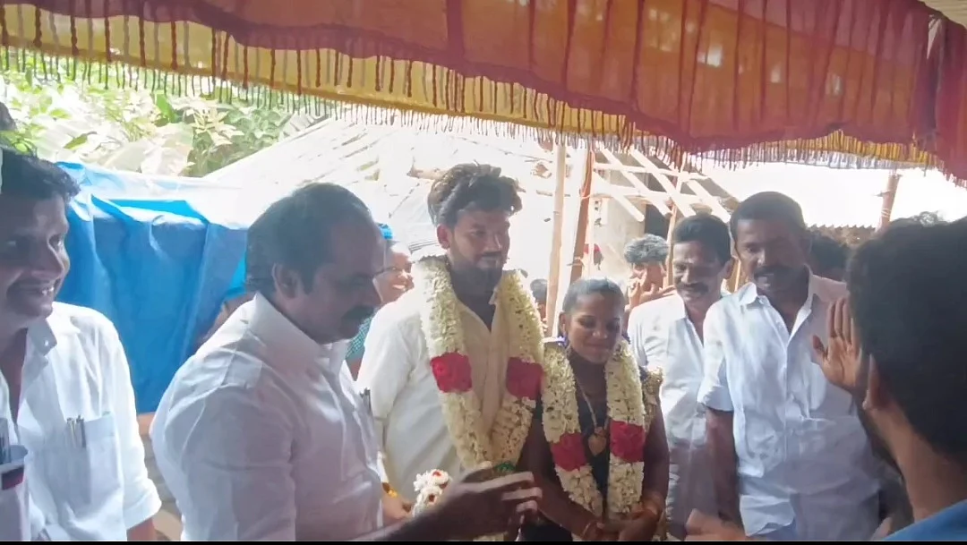 மணமக்களை வாழ்த்திய அமைச்சர்