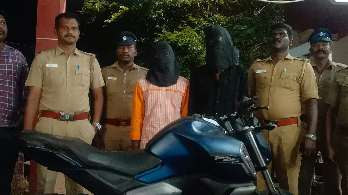 தஞ்சாவூரில் பைக்கை திருடி, புதுக்கோட்டையில் செயின் பறிப்பு! - இளைஞர்கள் சிக்கியது எப்படி?