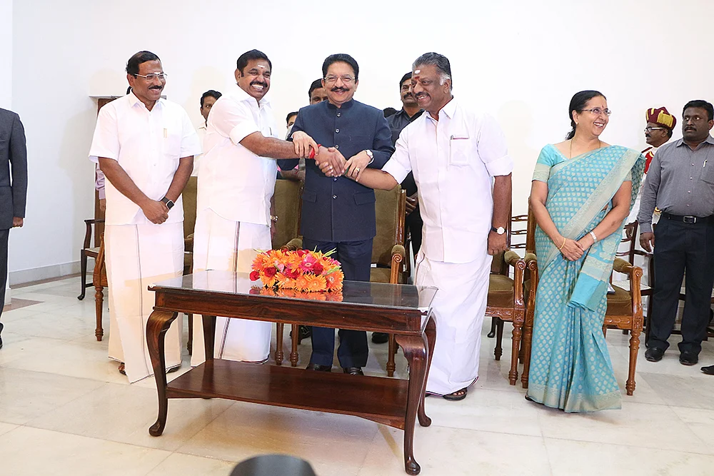சந்தர்ப்பவாதம்... துரோகம்... குழப்பியடிக்கும் பன்னீர்!