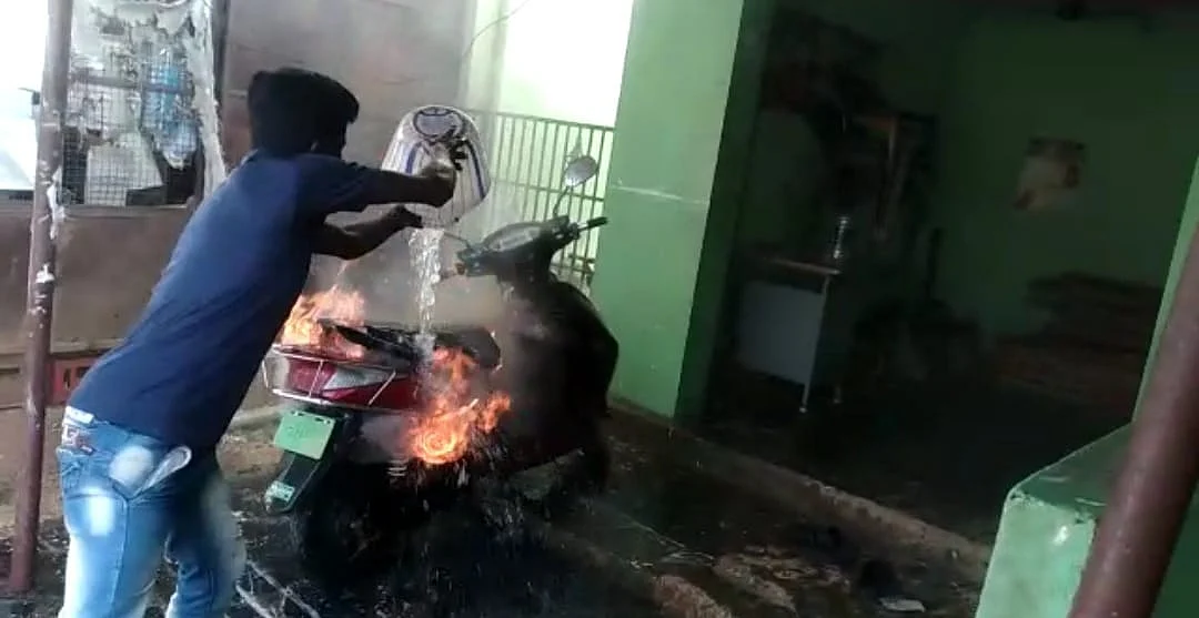 தீப்பிடித்து எரிந்த எலெக்ட்ரிக் பைக்