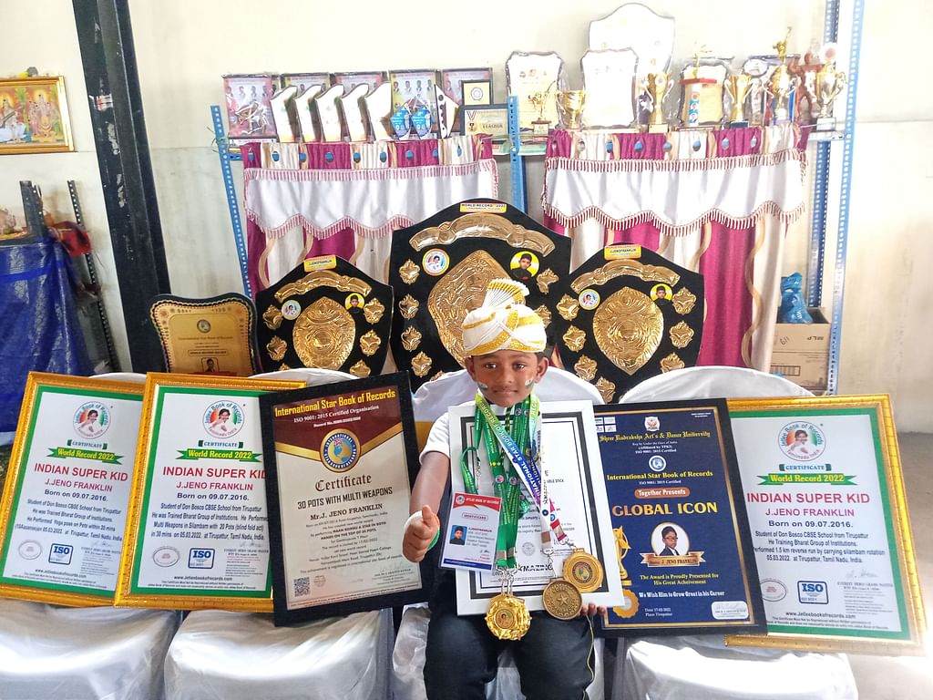 சான்றிதழ், பதக்கம், கேடயத்துடன் ஜெனோ ஃபிராங்க்ளின்