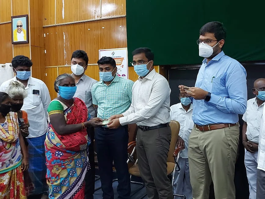மூன்று தலைமுறைப் போராட்டம்; ஸ்மார்ட் அட்டை வழங்கிய ஆட்சியர் - மகிழ்ச்சியில் நாடோடி இன மக்கள்