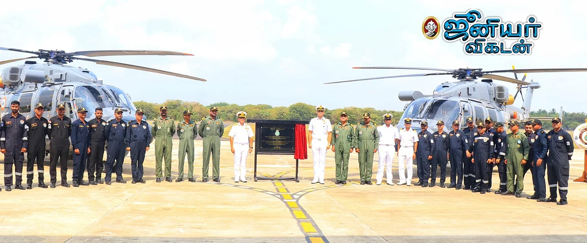 புதிய ஹெலிகாப்டர்களுடன் கடற்படை அதிகாரிகள்