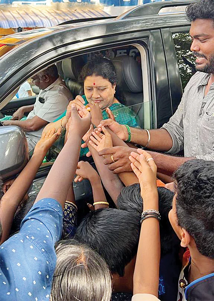 பில்டப் சசிகலா... பல்டி பன்னீர்... க்ளியர் எடப்பாடி... அ.தி.மு.க-வின் அரங்கு நிறைந்த காட்சிகள்!