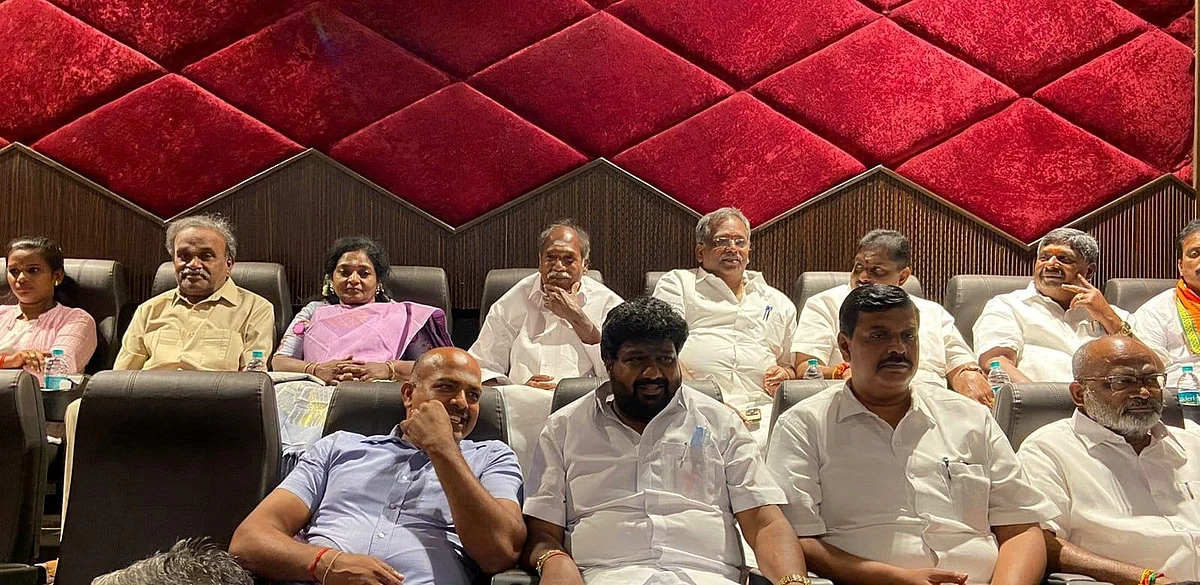 புதுச்சேரி முதல்வர் ரங்கசாமியுடன் தி காஷ்மீர் ஃபைல்ஸ் திரைப்படம் பார்க்கும் கவர்னர் தமிழிசை