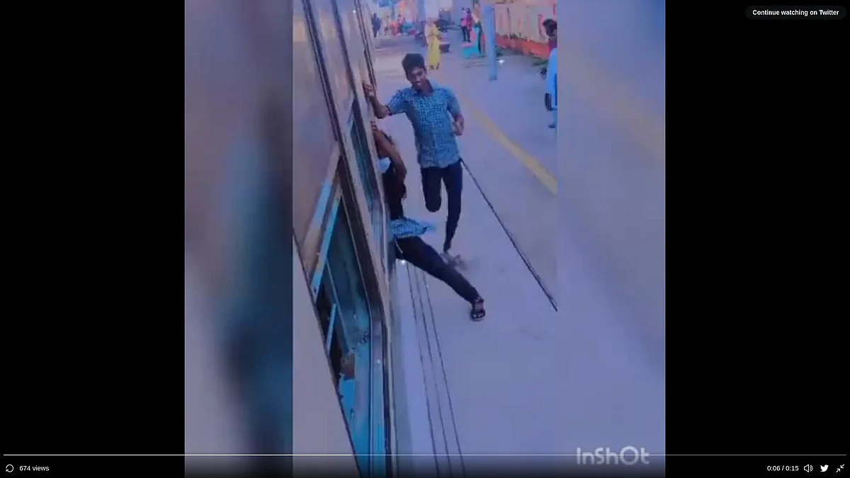 சென்னை மின்சார ரயிலில் ஆபத்தான முறையில் பயணம் செய்யும் மாணவ மாணவிகள் வீடியோ