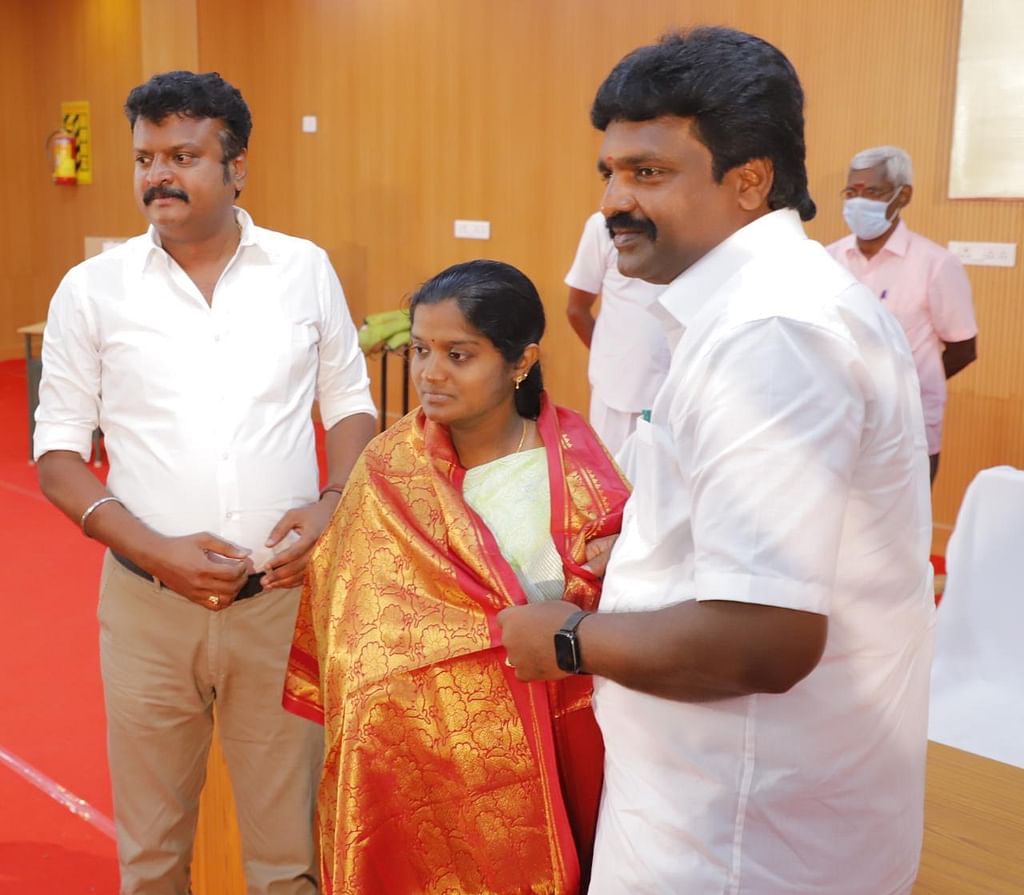 துணை மேயரான டாக்டர் அஞ்சுகம் பூபதிக்கு சால்வை அணிவிக்கும் சண்.இராமநாதன்