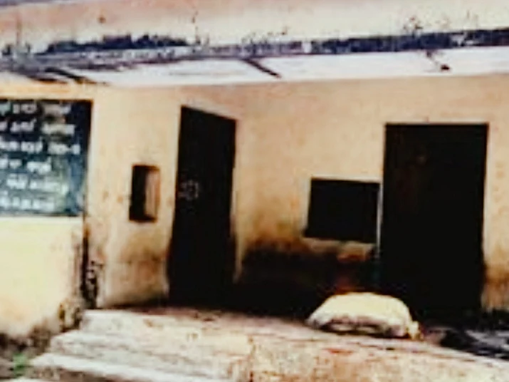 `இந்த ரேஷன் கடையை எப்போதான் திறப்பாங்க?' - 12 ஆண்டுகளாகக் காத்துக்கிடக்கும் கிராம மக்கள்