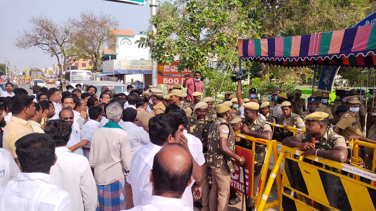அன்னவாசல் பேரூராட்சி திமுக- போலீஸாருக்குமிடையே தள்ளுமுள்ளு