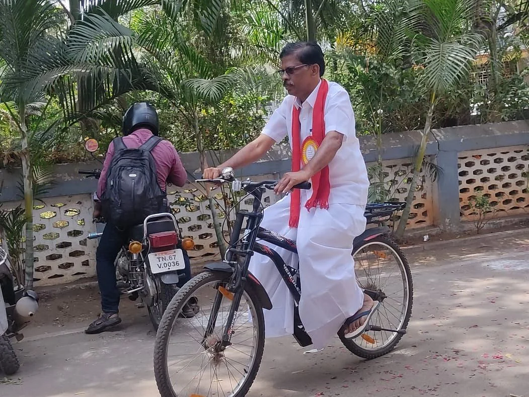 `சால்ட் முந்திரி’ முதல் `சைக்கிளில் பதவியேற்க வந்த கவுன்சிலர்’ வரை! - திருச்சி பதவியேற்பு காட்சிகள்