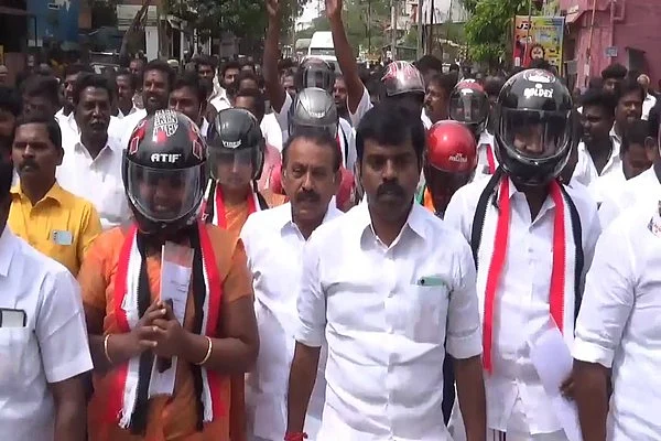 அ.தி.மு.க நிர்வாகிகளுடன் வந்த கவுன்சிலர்கள்