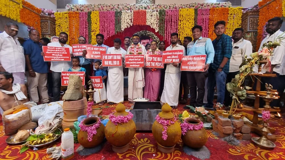 உக்ரைன் பதாகைகளுடன் மணமக்கள்