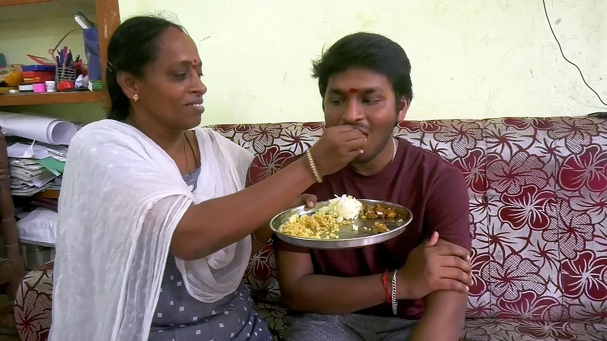 உக்கரையிலிருந்து மீண்டுவந்த மாணவர்