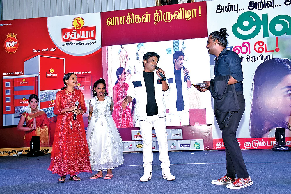 மகள்களுடன் மதுரை முத்து...