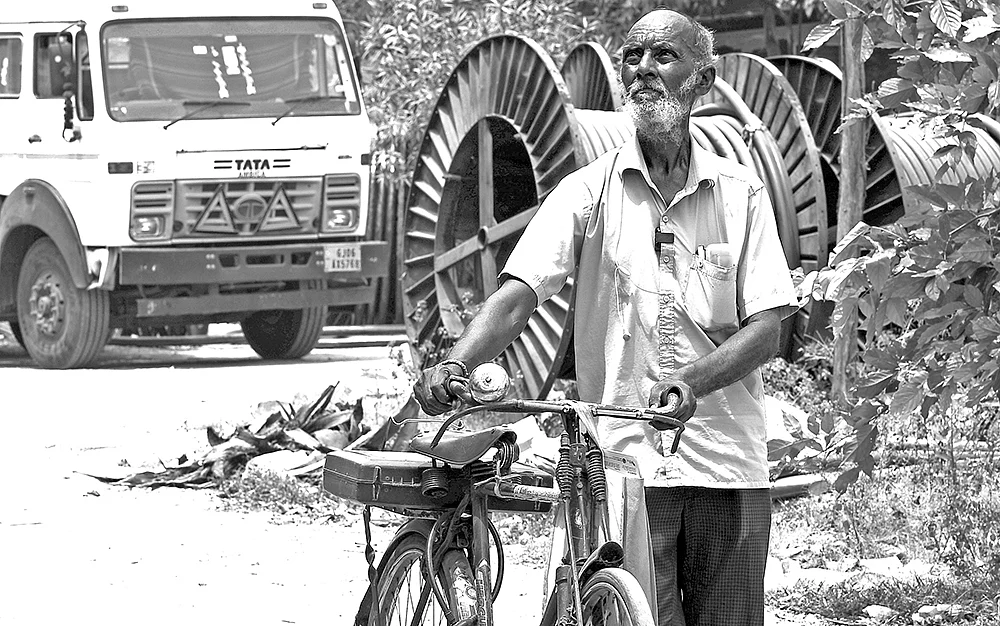 தினசரி 3 காட்சிகள் - எண்ணம், எழுத்து, இயக்கம் - ஹரிஹரன்