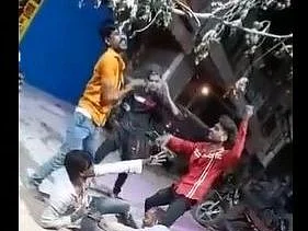 VIDEO: ஹோலி கொண்டாட்டம்... தன்னைத் தானே கத்தியால் குத்திக்கொண்ட இளைஞர் பலியான சோகம்