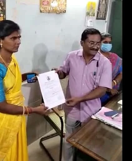 பழனிச்செல்வியிடம் வெற்றி சான்றிதழ் அளிக்கப்படுகிறது