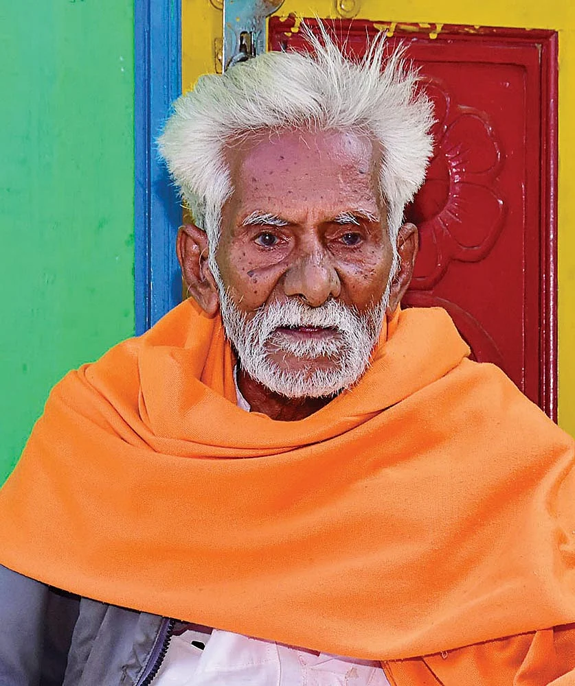 நிலத்தை அபகரிக்க முயல்கிறாரா அமைச்சரின் மகன்? - போராடும் 100 வயது தியாகி!