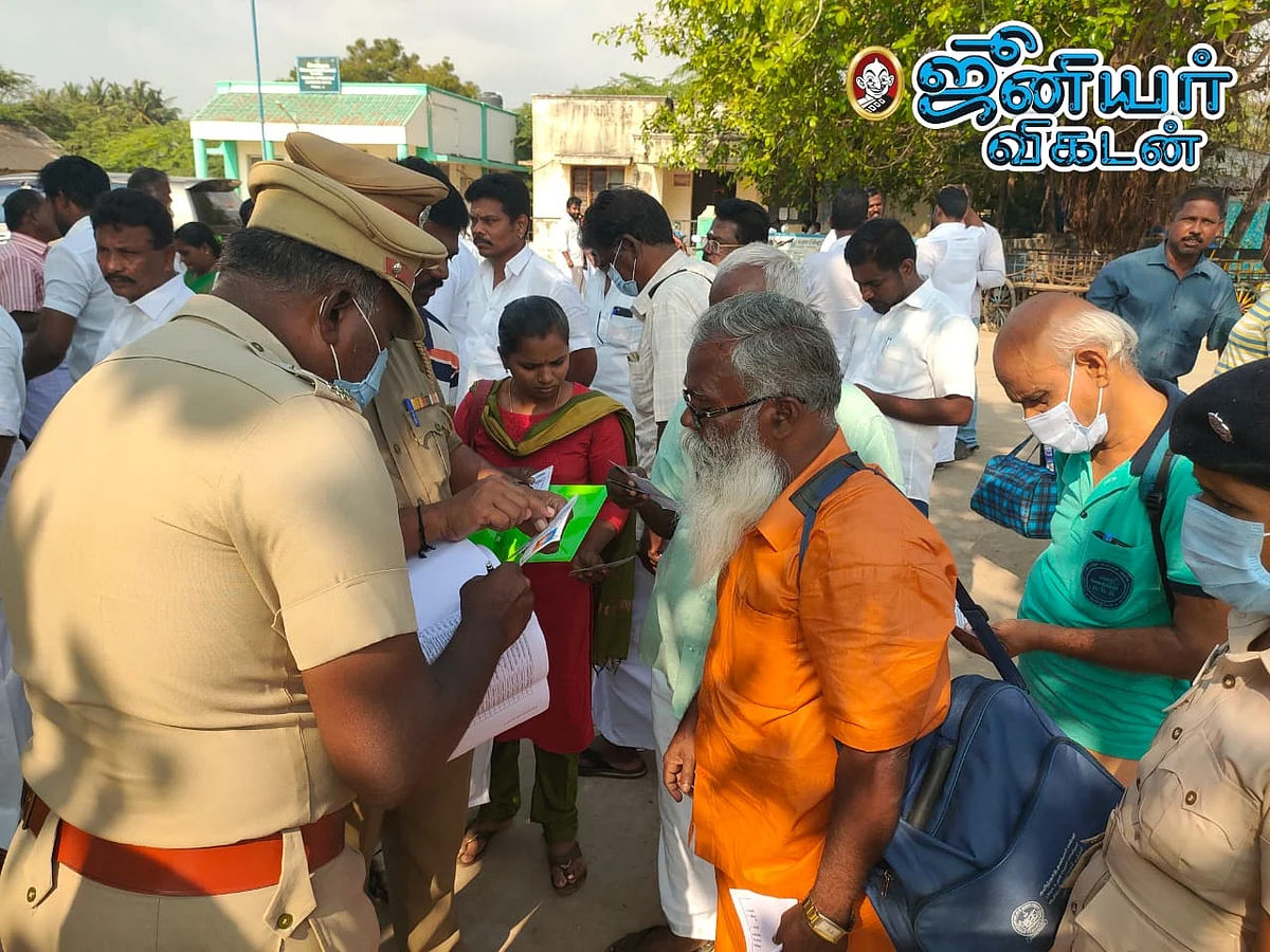 கச்சத்தீவு திருவிழாவிற்கு செல்லும் யாத்திரீகர்களின் அடையாள அட்டைகளை சோதனை செய்த போலீசார்