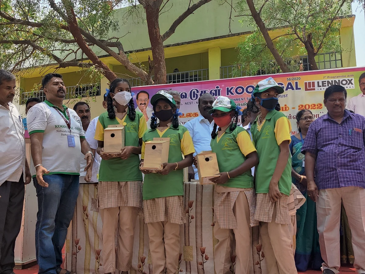 `சிட்டுக்குருவிகள் அழியவில்லை; இடம் பெயர்ந்துவிட்டன!' - பறவைகள் குறித்து மாணவர்களுக்கு விழிப்புணர்வு