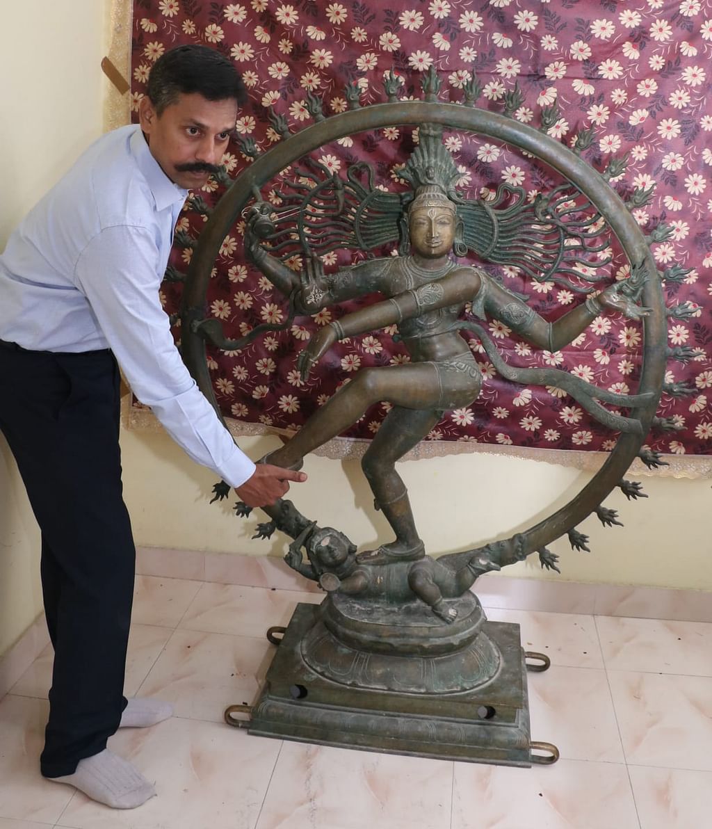 சிலை திருட்டு தடுப்புப் பிரிவு போலீஸ் அதிகாரி நடராஜர் சிலையுடன்