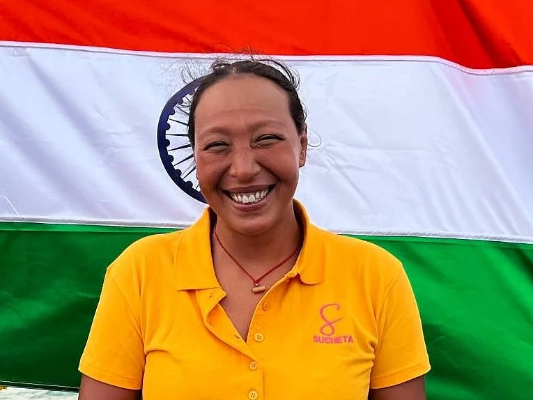 இந்தியா டு இலங்கை நீச்சல்; சாதனைக்கு முயற்சித்த இந்தியப் பெண்; ஜெல்லி மீன்களால் தடைப்பட்டது!