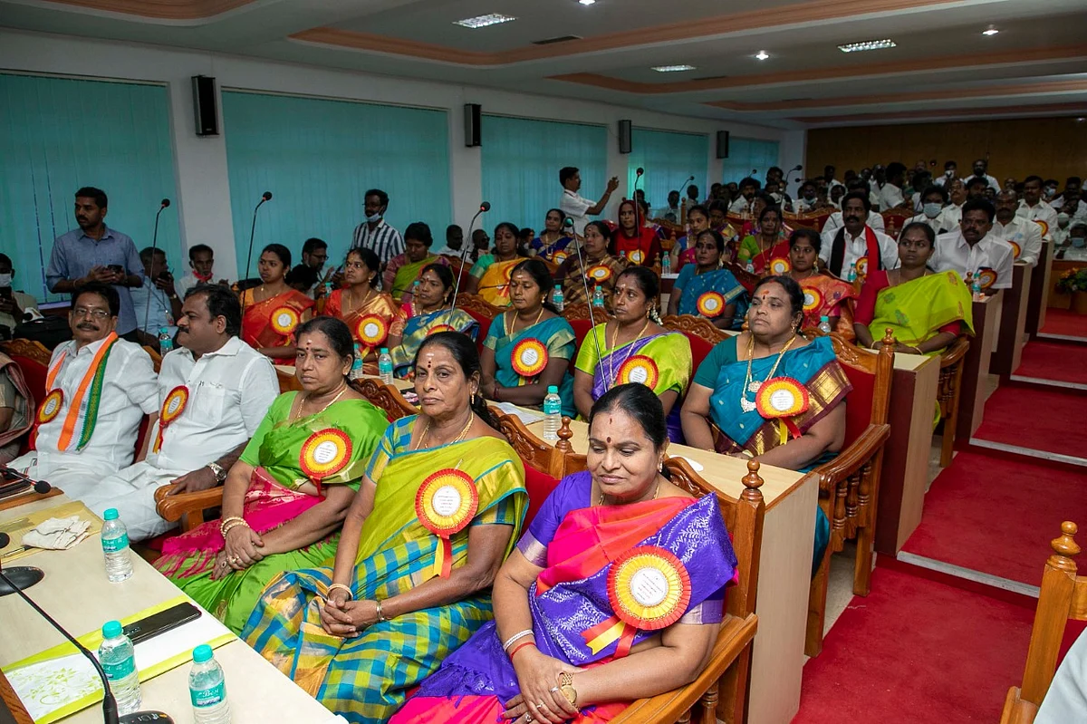 பதவியேற்கக் காத்திருந்த கவுன்சிலர்கள்