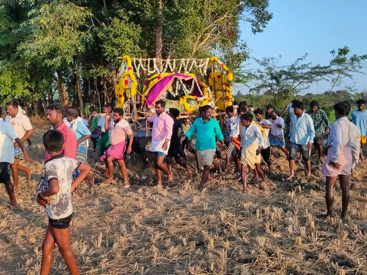 ``உயர் நீதிமன்றம் அனுமதியளித்தும் சுடுகாட்டுக்குப் பாதையில்லை!" - குமுறும் கல்பாதூர் கிராம மக்கள்