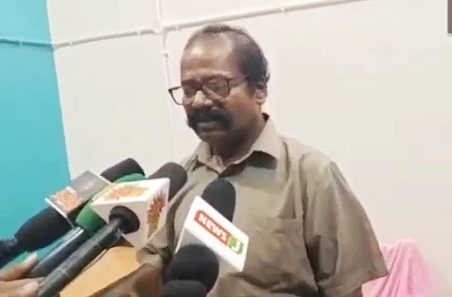 செய்தியாளர்களுக்குப் பேட்டியளித்த ராஜேந்திரன்