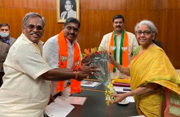 மத்திய அமைச்சர் நிர்மலா சீதாராமனுடன் புதுச்சேரி சபாநாயகர் செல்வம்