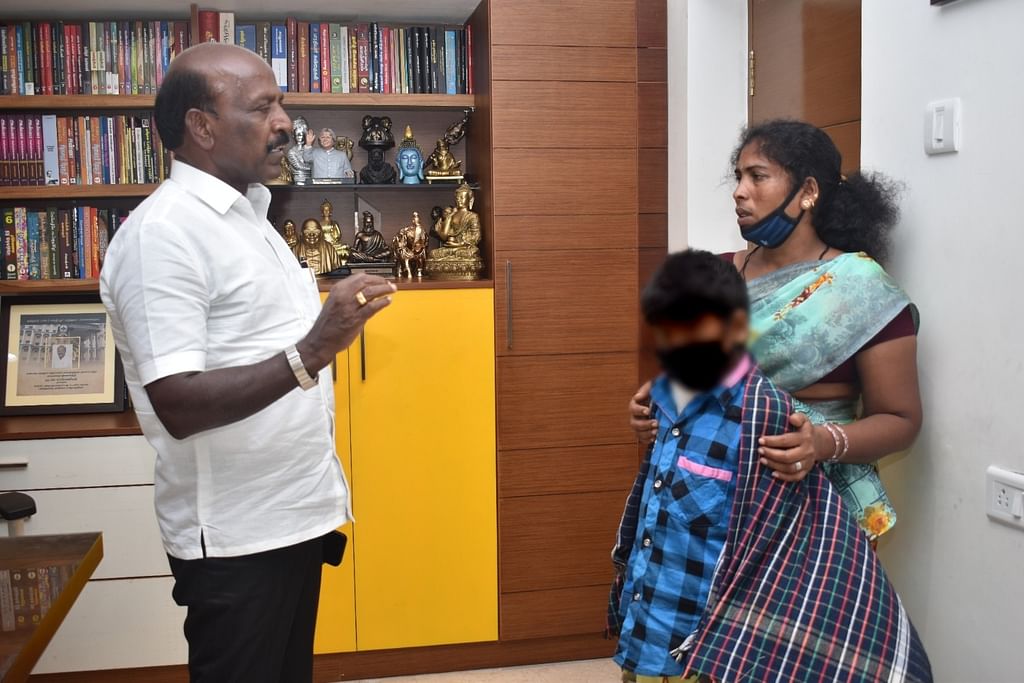 அமைச்சருடன் சிறுவன் சங்கரலிங்கம், தாயார் சுதா