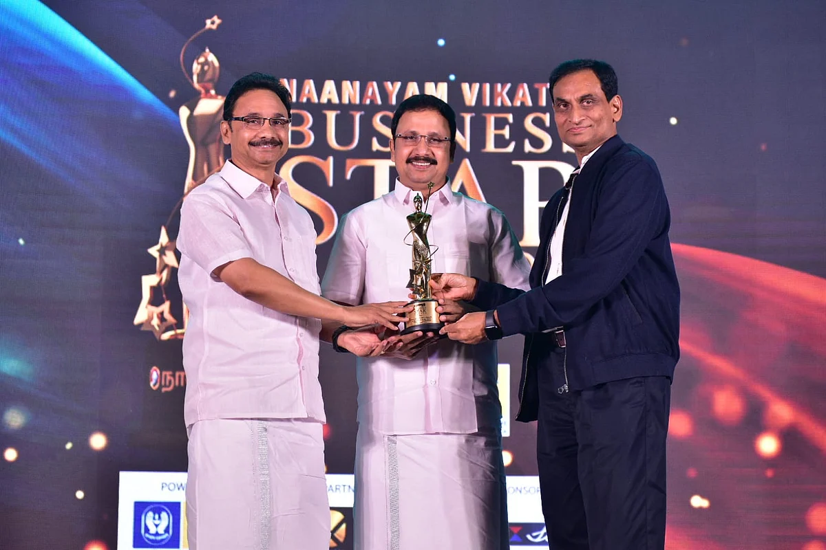 விருதைப் பெற்றுக்கொள்ளும் எம்.சி.ராபின் மற்றும் எம்.சி.ரிக்சன்