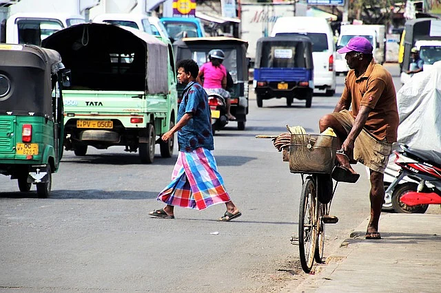 தினமும் 8 மணி நேரம் பவர் கட்; பெட்ரோல், டீசலுக்கு நீண்ட வரிசை! -தட்டுப்பாடுகளால் தவிக்கும் இலங்கை