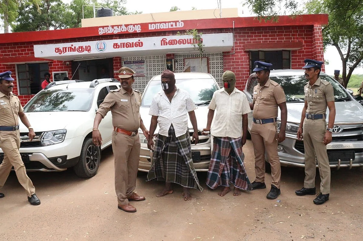 கைதுசெய்யப்பட்ட ஆடு திருடும் கும்பலைச் சேர்ந்தவர்கள்